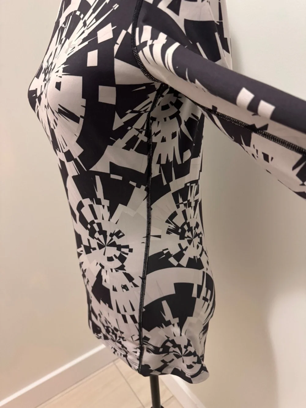 Under Armour ColdGear Fitted Long Sleeve Crew - Burst Pattern Gray/Black - SzM - Picture 6 of 15